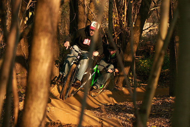 Mike Hörner im Windschatten von Leafcycles Gründer Frank Heinrich. Session auf dem "Green O" Pumptrack